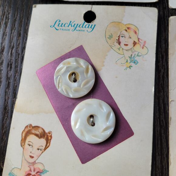 Vintage Lucky Day Genuine Peal Buttons on Original Card, White Shell 1930-40s - Picture 5 of 8